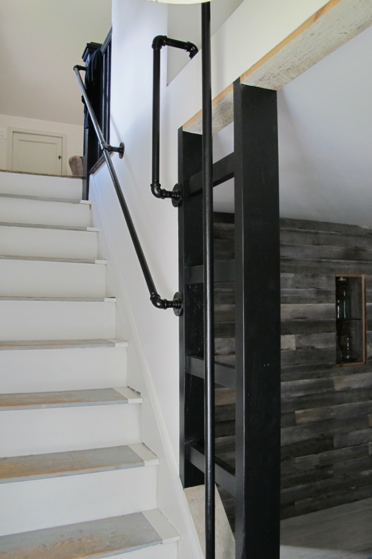 main-courante-escalier-style-industriel-tutaux-métalliques-noirs