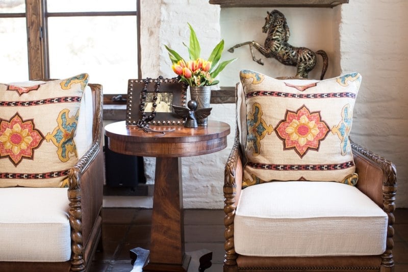 meuble-mexicain-fauteuils-coussins-motifs-floraux-table-ronde-bois-massif meuble mexicain