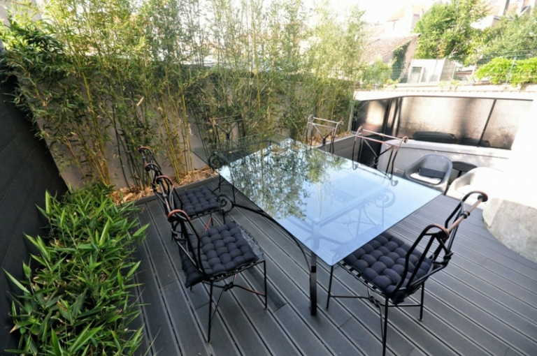 meuble-noir-chaise-table-verre-toit-terrasse-bois-composite-bambou meuble noir
