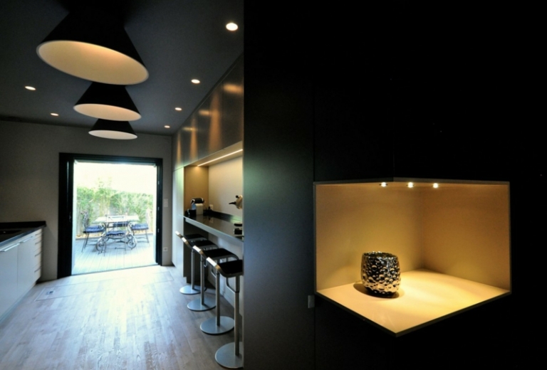 meuble-noir-cuisine-peinture-murale-noire-niche-rangement-chaises-bar-suspensions-noires meuble noir