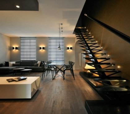 meuble-noir-salon-canape-gris-coin-repas-escalier-noir