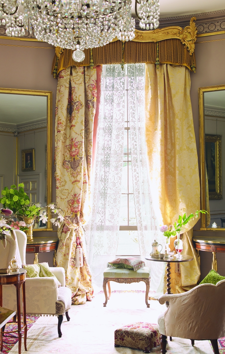 meubles-baroques-blanc-cassé-rideaux-jaunes-motifs-lustre-cristal