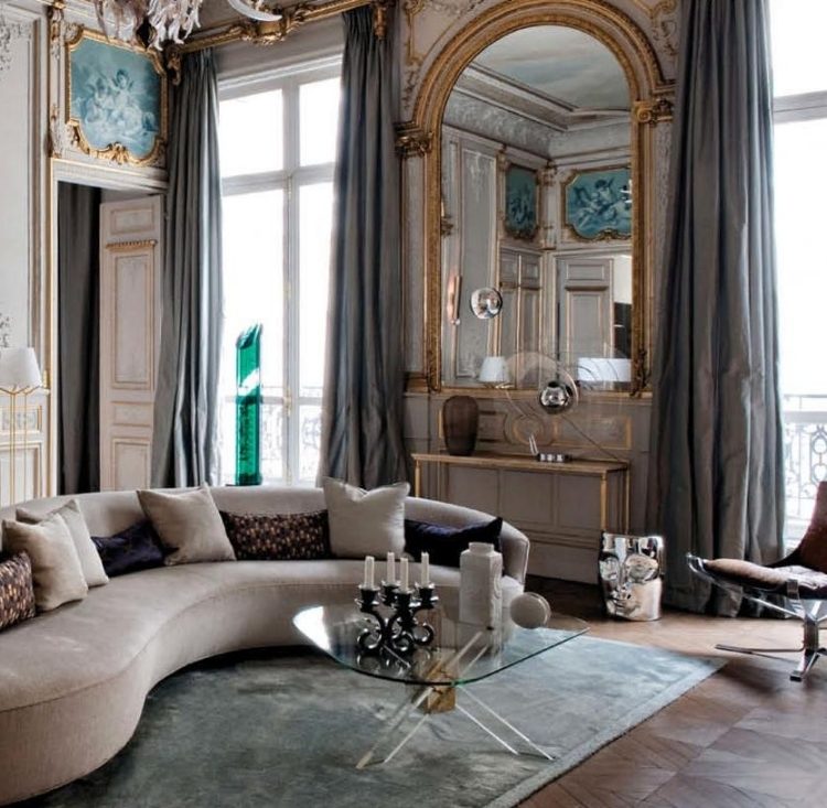 meubles-baroques-canapé-lune-tissu-beige-clair-lambris-mural-bois-blanc-motifs-dorés