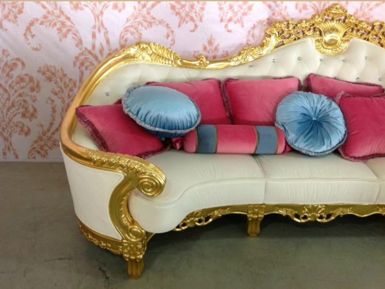 meubles-baroques-canapé-tissu-beige-bois-doré-patiné-feuille-or