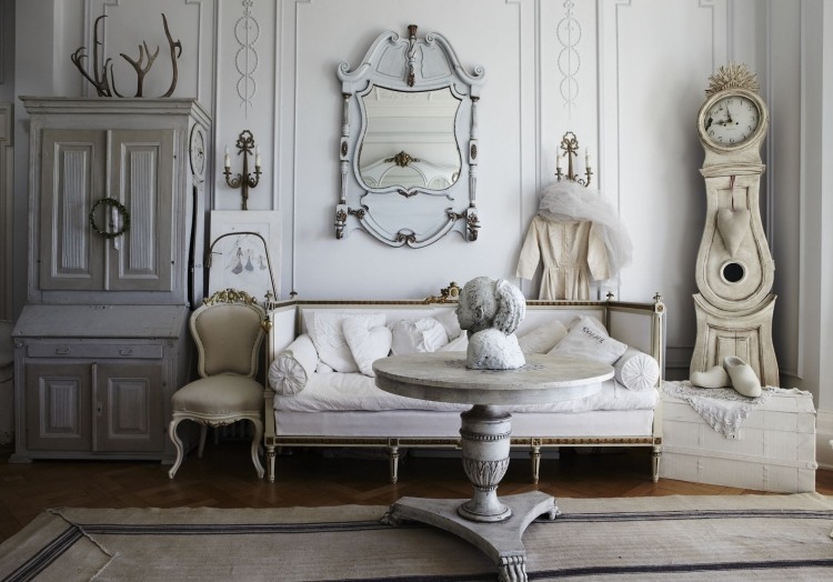 meubles-baroques-canapé-tissu-blanc-chaise-beige-lambris-mural-bois-blanc
