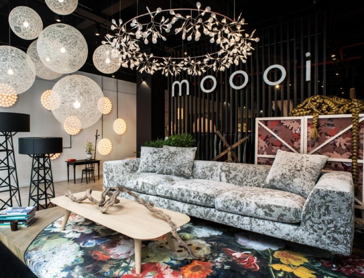 meubles-baroques-canapé-velours-gris-blanc-design-tapis-motifs-fleurs-assorti
