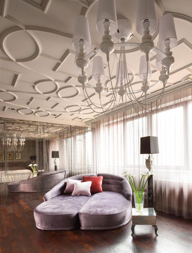 meubles-baroques-canapé-velours-moderne-plafond-bois-blanc-motifs