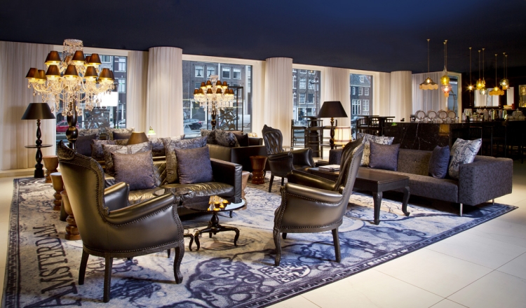 meubles-baroques-capitonnés-cuir-marron-foncé-tapis-design-blanc-bleu