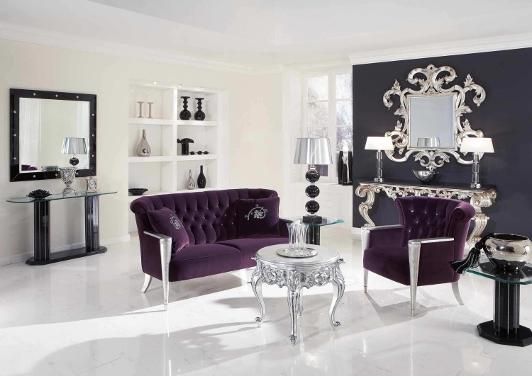 meubles-baroques-capitonnés-velours-violet-foncé-table-basse-bois-argenté-motifs-chargés