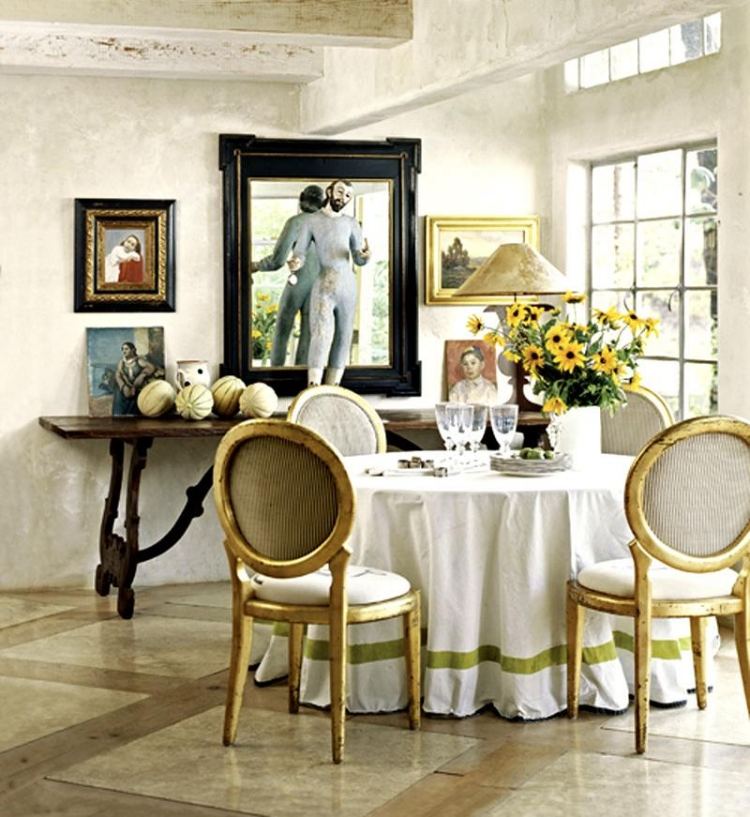 meubles-baroques-chaises-médaillon-tapissées-beige-clair-poutres-apparentes-plafond