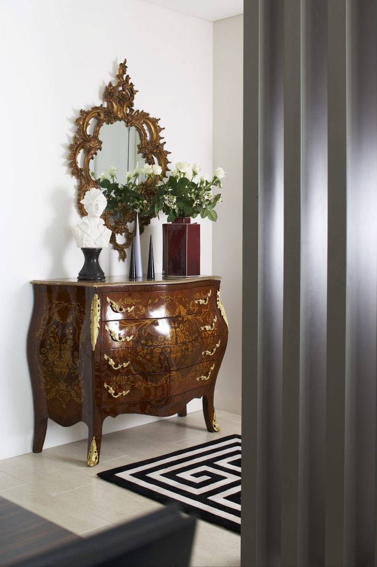 meubles-baroques-commode-antique-dorure-bois-marron-foncé-motifs-miroir-assorti