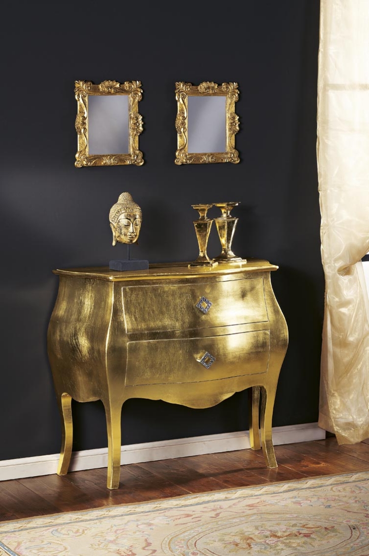 meubles-baroques-commode-bois-doré-cadres-assortis-motifs-chargés