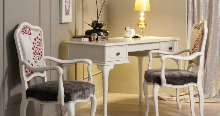 meubles-baroques-console-bois-colorée-blanc-chaises-assorties
