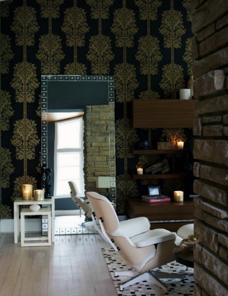 meubles-baroques-fauteuil-cuir-blanc-moderne-papiers-peints-noirs-motifs-dorés