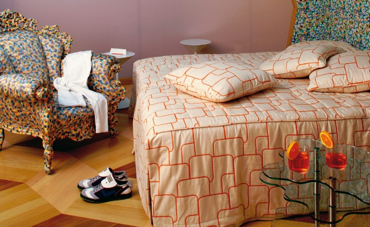 meubles baroques fauteuils-Proust-multicolores-literie-orange-pastel-motifs