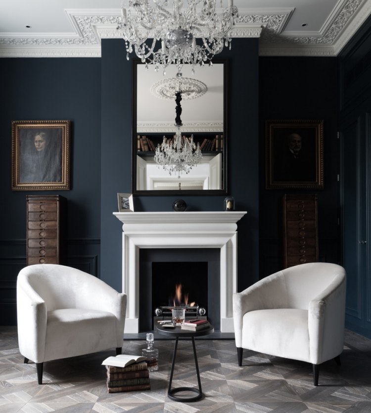 meubles-baroques-fauteuils-tissu-blanc-design-murs-gris-foncé