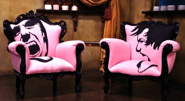 meubles-baroques-fauteuils-tissu-rose-motifs-visages