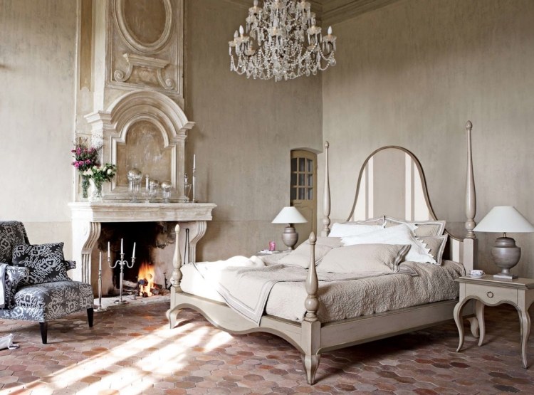 meubles-baroques-fauteuil-tissu-noir-blanc-lit-bois-blanc-sol-tomettes-forme-hexagonale-terre-cuite
