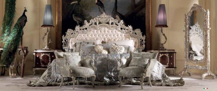 meubles baroques lit-cuir-blanc-capitonné-miroir-posé-sol-assorti