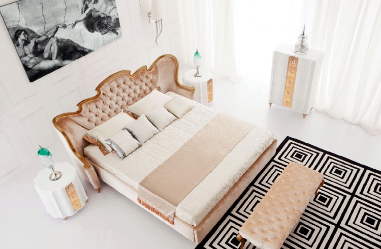 meubles-baroques-lit-velours-beige-clair-décor-blanc