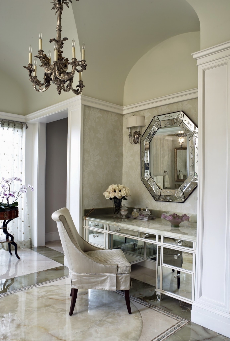 meubles-baroques-tissu-gris-clair-miroir-métallique-gris-design-sol-marbre