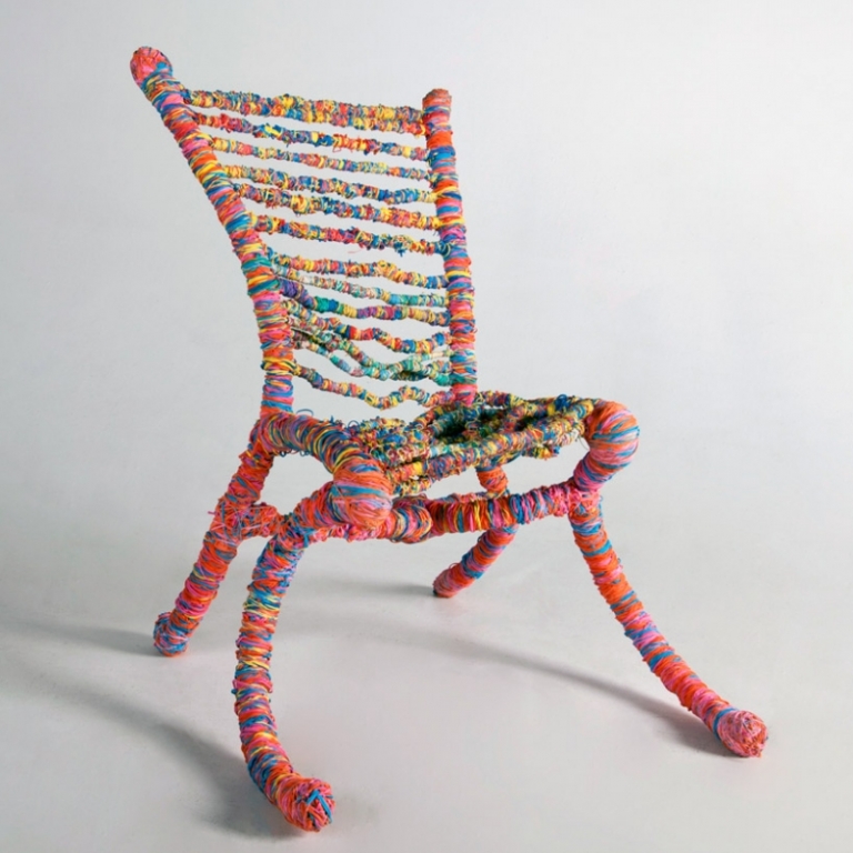 meubles-originaux-chaise-recouverte-élastiques-multicolores