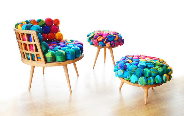 meubles-originaux-chaise-tabourets-boules-tissu-multicolores