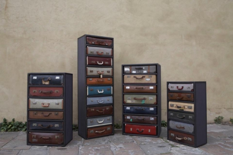 meubles-originaux-chiffoniers-multicolores-valises-usées