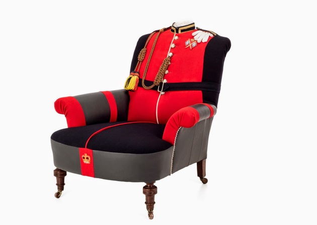 meubles-originaux-fauteuil-artistique-tapissé-uniforme-militaire