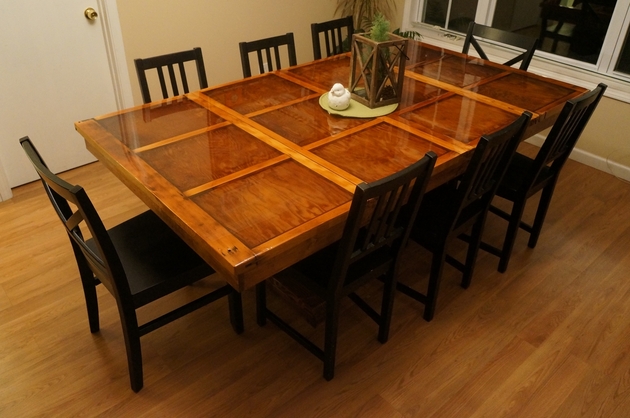 meubles-originaux-porte-garage-bois-massif-transformée-table-manger
