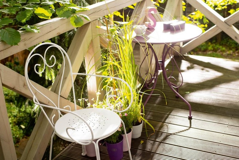 mobilier-balcon-chaises et table-bistrot-métal-blanc-violet