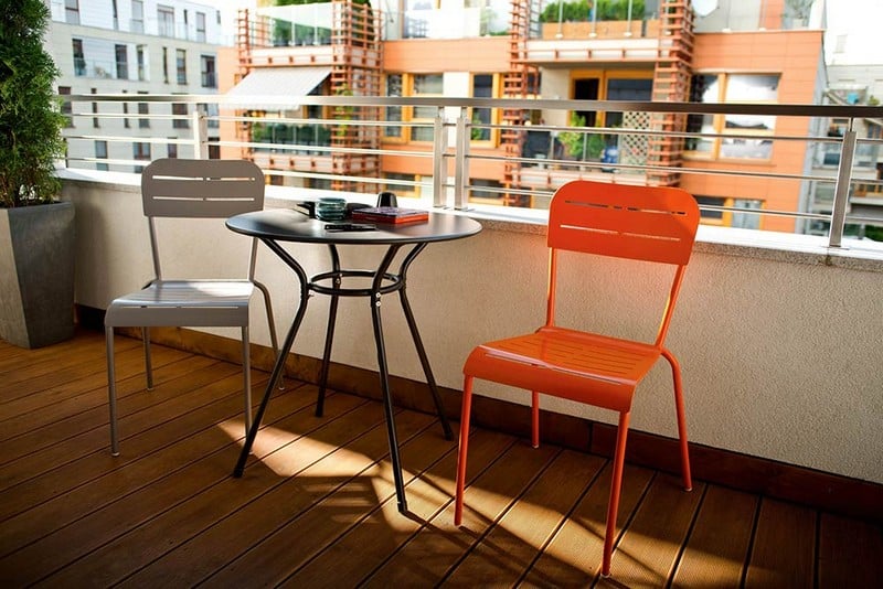 mobilier balcon chaises-métalliques-gris-orange