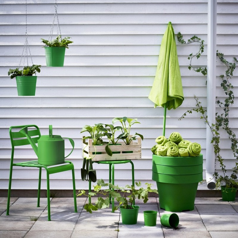 mobilier-balcon-chaises-métalliques-jardinières-parasol-vert