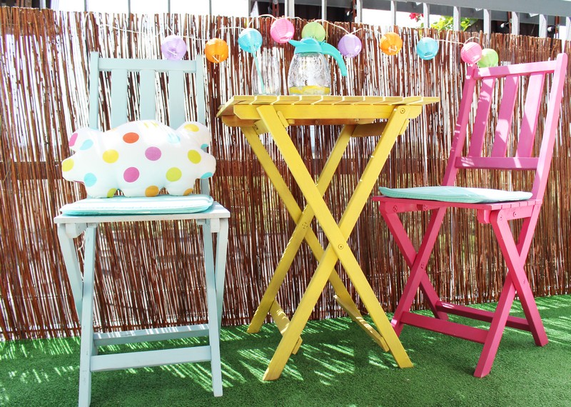 mobilier-balcon-chaises-table-colorées