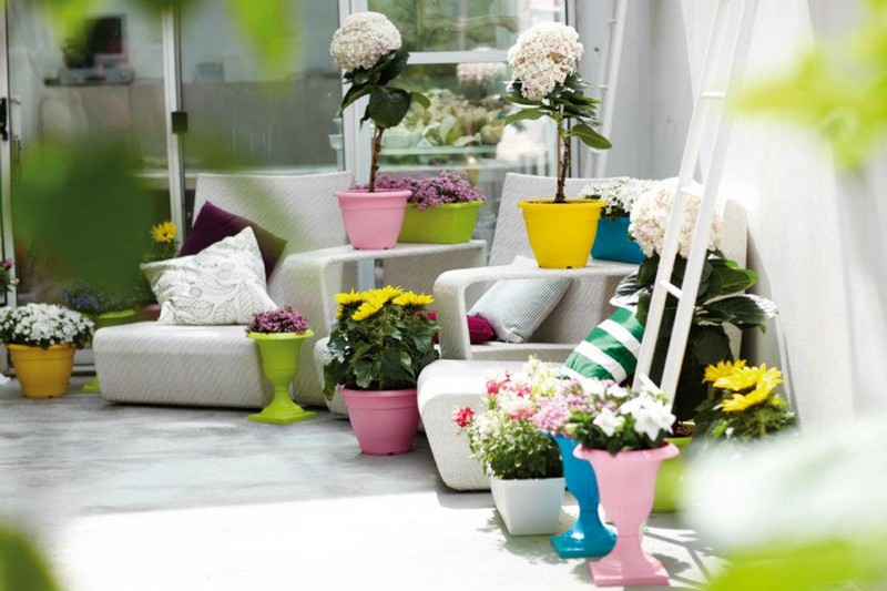 mobilier-balcon-fauteuils-blancs-fleurs-pots-colorés