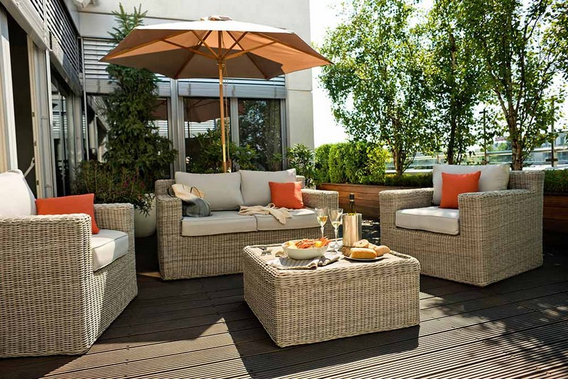 mobilier balcon meubles-rotin-coussins-blanc-orange