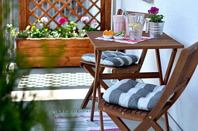 mobilier-balcon-table-chaises-bois-exotique