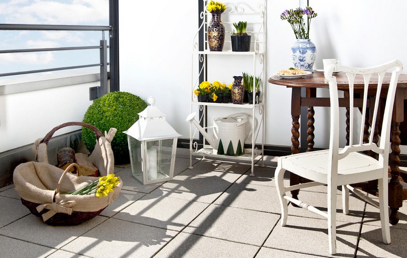 mobilier-balcon-table-ronde-corbeille-bois-foncé-chaise-baladeuse-meuble-étagères-arrosoir-blanc