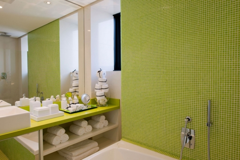 mosaique-salle-bain-vert-anis-plan-lavabo-assorti-laqué