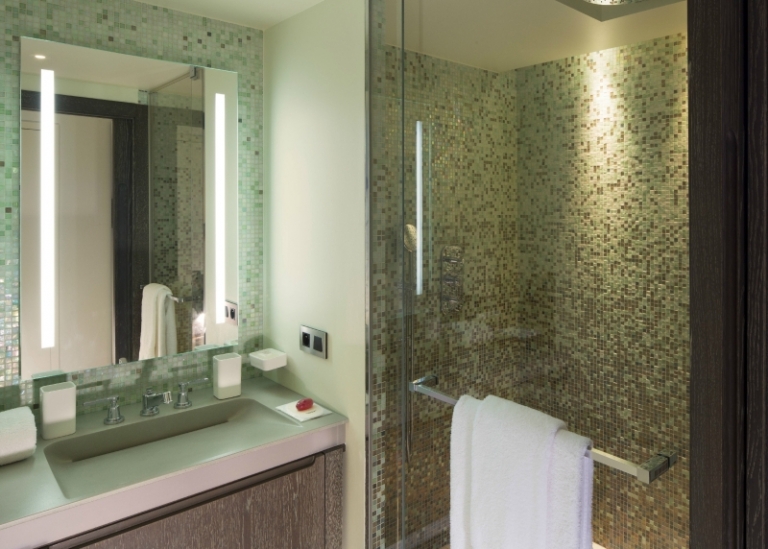 mosaïque salle de bain vert-eau-marron-dégradé-couleur