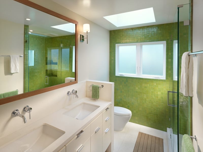 mosaique-salle-bain-verte-accent-petite-salle-eau-blanche-wc