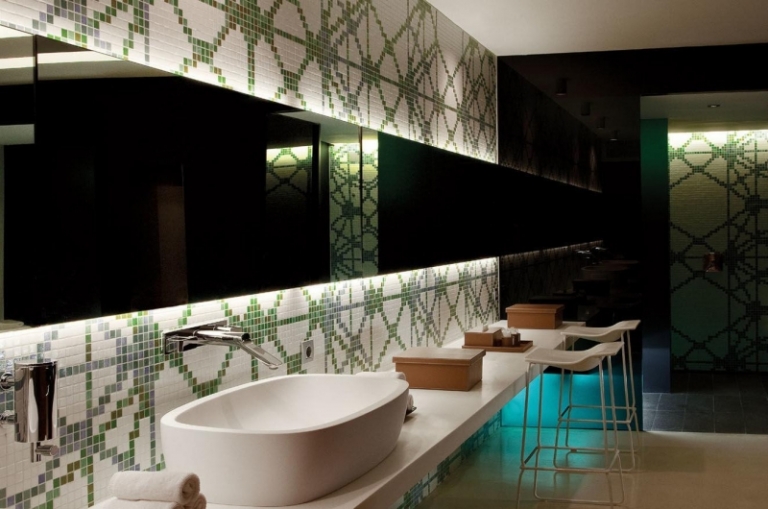 mosaique-salle-bain-verte-blanche-motifs-géométriques