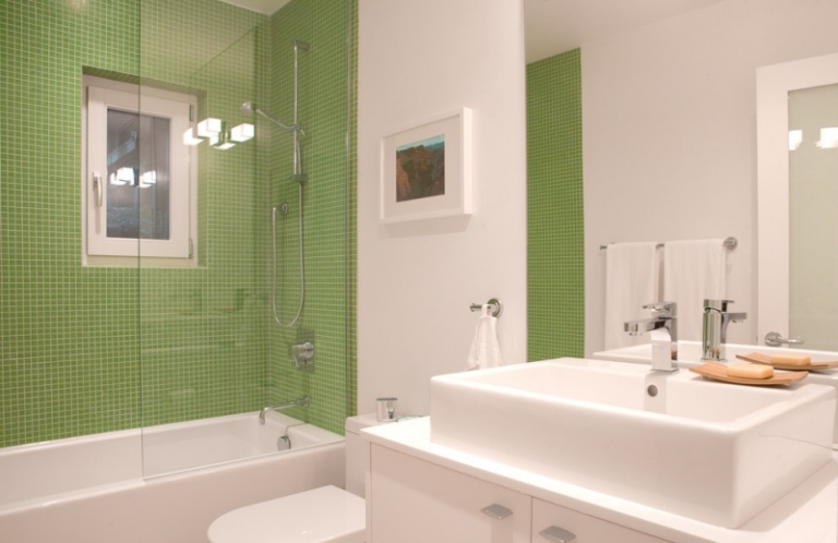 mosaique-salle-bain-verte-combinée-peinture-murale-blanche