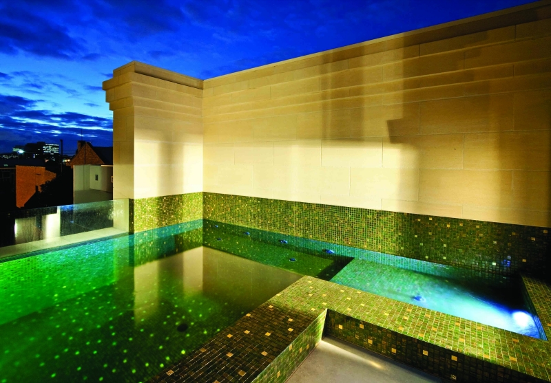 mosaique-salle-bain-verte-dorée-piscine-toit-terrasse
