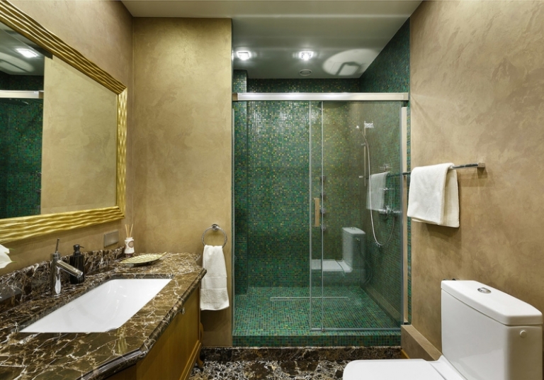 mosaique-salle-bain-verte-enduit-décoratif-plan-lavabo-marbre