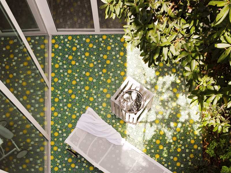 mosaique-salle-bain-verte-fleurs-jaunes-revêtement-patio-terrasse