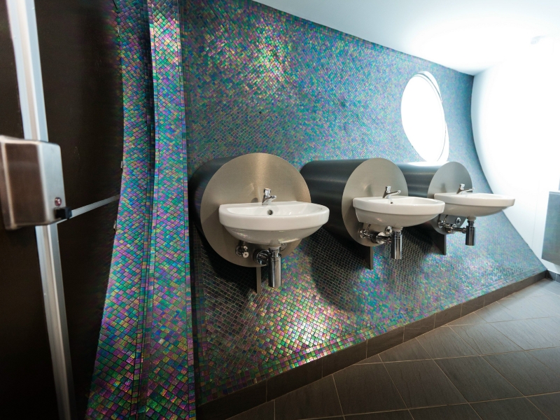 mosaïque salle de bain verte-iridescente-lavabos-design