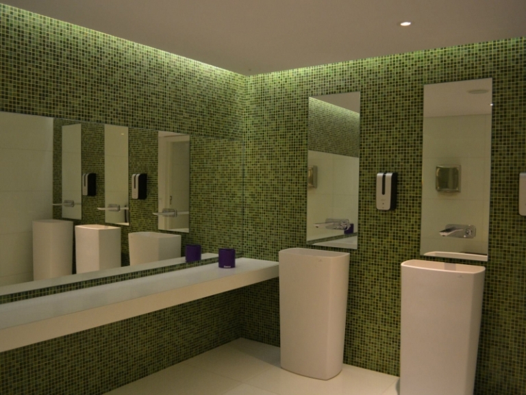 mosaique-salle-bain-verte-lavabos-colonnes-design-plan-blanc