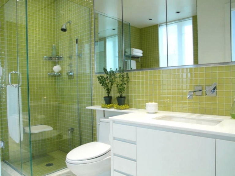 mosaique-salle-bain-verte-meuble-lavabo-blanc-miroirs