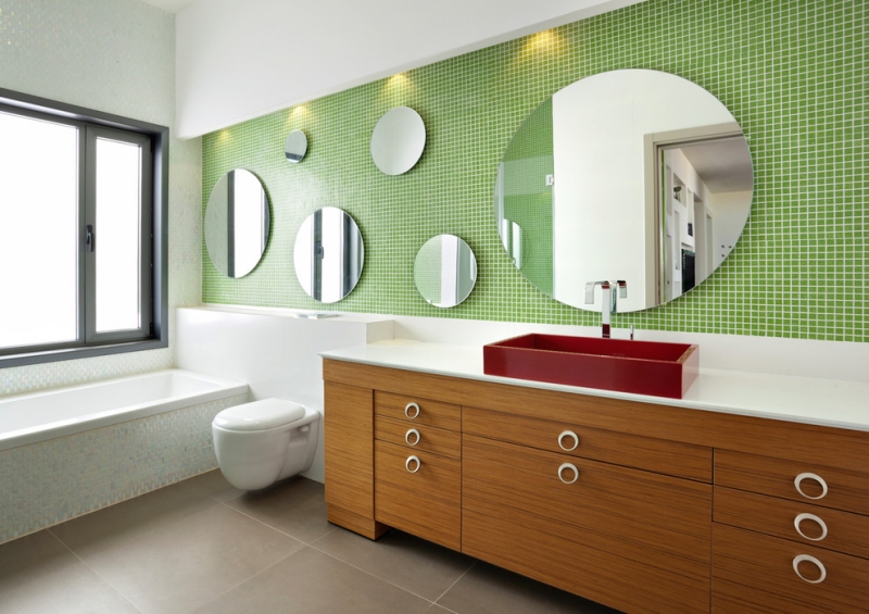 mosaique-salle-bain-verte-meuble-massif-miroirs-ronds-tailles-variées